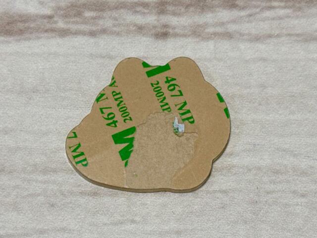 裏面の剥離紙を剥がして貼る仕様