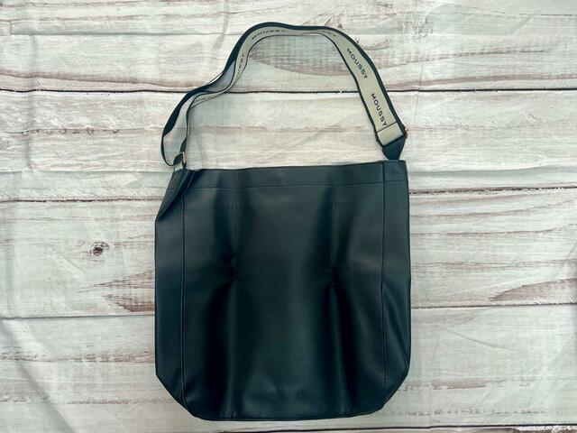 バックは装飾がないシンプルなデザイン