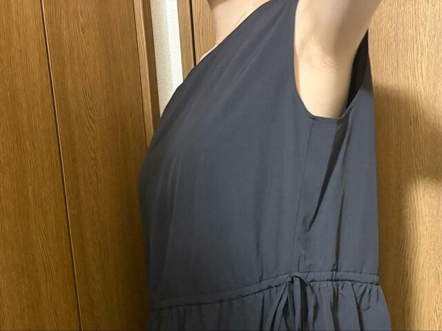 【ユニクロC  ギャザーワンピース／ノースリーブ】脇周りは窮屈でなく、下着も見えないちょうど良い開き具合です