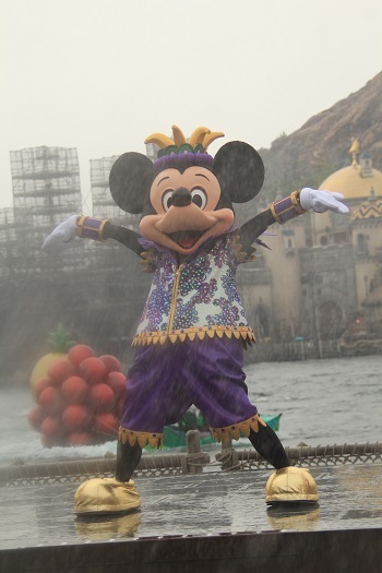 ミッキーもノリノリです