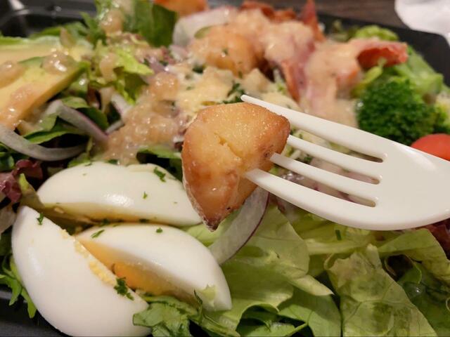 【ロイヤルホスト　食いしんぼうのシェフサラダ】みんな大好きなポテトも入っています