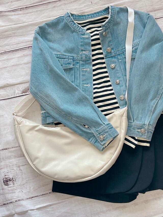 ストラップを長めにしてショルダーバッグとして持つとこんな感じに！