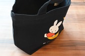 【誕生70周年記念 ミッフィー展／ランチトート ネイビー ￥1,980】マチがあって自立＆折りたためる柔らかさなので使い勝手よさそう
