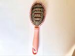 【Francfranc シヴ ベントオーバル ヘアブラシ】マットピンクのデザインが大人かわいい