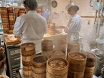 【甜點菜楼ルミネエスト新宿】点心を蒸している間も美女 が、焼売と小籠包を作っていました