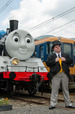 千頭駅にて「トーマス号」とトップハム・ハット卿(2014年メディア向け公開イベントにて)