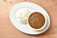 京橋屋カレー（京橋）　辛口伊達鶏カレー 1250円　スパイスの刺激が凝縮した辛口カレー。ジューシーな伊達鶏もポイント。ランチはヨーグルトとコールスロー付き。