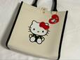 【ロペピクニック×ハローキティ アクリルチャーム付きトートバッグ】キナリとチャコールの2種。カラーでキティちゃんの体の向きが異なります