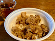 【すき家 牛カルビ焼肉丼】にんにくの旨みやリンゴの甘みが詰まった特製だれを絡めた牛カルビ丼