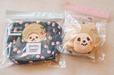 【「モンチッチ×kippis コスメ＆ガジェットポーチ」（宝島社）】ぬいぐるみチャームつきのエコバッグと売り場に並んでいるもかわいい…！