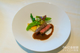 牛フィレ肉のグリル カカオ風味の赤ワインソース タケノコのグラティネを添えて｜“ディズニー・イースター”ランチコース 5,200円｜東京ディズニーシー・ホテルミラコスタ「オチェーアノ」