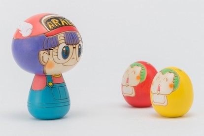 卯三郎こけし　ガッチャン×3 赤　Dr.スタンプ　アラレちゃん　廃盤品 Dr.スランプ アラレちゃん」かわいらしい「こけし」発売決定、伝統工芸