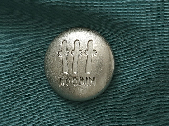 【ムーミン 大容量トートバッグ】トップにニョロニョロが刻まれたかわいいボタン付き