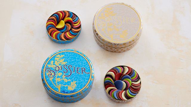 ボワシエ　＊写真右側：ボワシエ ペタル・ド・ショコラ・フルール 195g ￥10,800（税抜￥10,000）/ ペタル・ド・ショコラ・フルール 68g ￥4,860（税抜￥4,500） 左側：ボワシエ ペタル・ド・ショコラ・フリュイ 195g ￥10,800（税抜￥10,000）/  68g ￥4,860（税抜￥4,500）