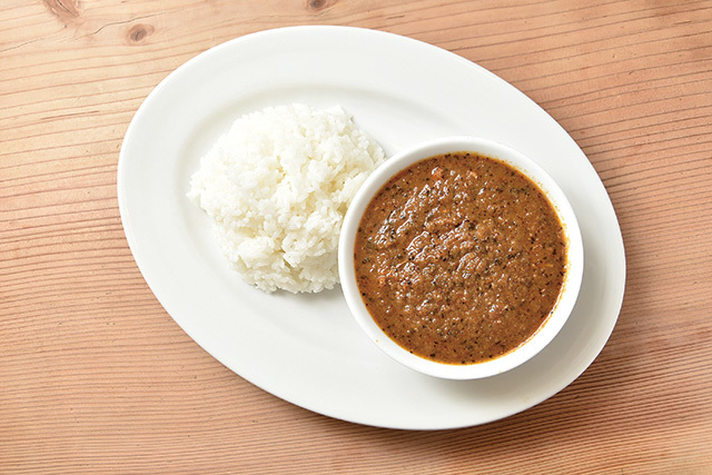 京橋屋カレー（京橋）　辛口伊達鶏カレー 1250円　スパイスの刺激が凝縮した辛口カレー。ジューシーな伊達鶏もポイント。ランチはヨーグルトとコールスロー付き。