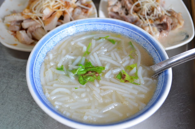 豚モツと合わせるのはさっぱりとした塩味の米粉湯。『大稲埕米粉湯』の店主の優しさが伝わる
