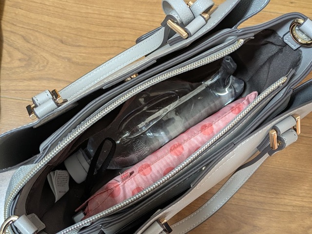 【ハニーズ　軽量両あおりハンドバッグ】折り畳み傘や500mlペットボトルは横向きにしても入ります