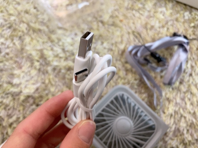 【3COINS 4WAYハンディファン】充電はUSB Type-Cケーブルで。別売りのACアダプターを使えばコンセントからも充電可能です