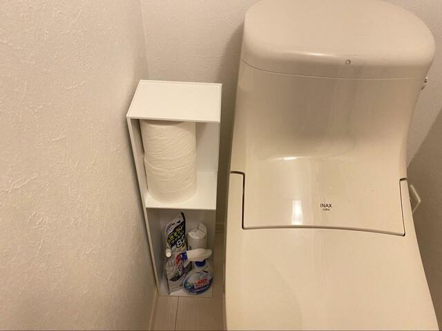 【山崎実業 tower スリム トイレラック ホワイト】下段にトイレ用洗剤、上段に予備のトイレットペーパーを置いてみました