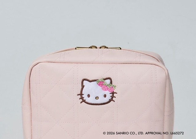 【ハローキティ×Maison de FLEUR】『Maison de FLEUR×HELLO KITTY いちご宝物ケースBOOK PINK』(宝島社)4059円/表面にはもこもこ素材の可愛い“いちごリボン”のハローキティ。