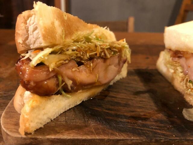 【コメダ珈琲　あみやきチキンホットサンド】分厚いあみやきチキンとたっぷりのキャベツが美味しそうですね