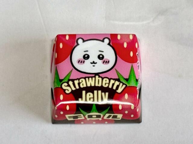 ちいかわは缶と同じデザインです。いちごとちいかわの親和性高し！