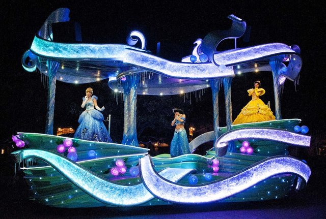 雨の日限定のミニパレード「ナイトフォール・グロウ」