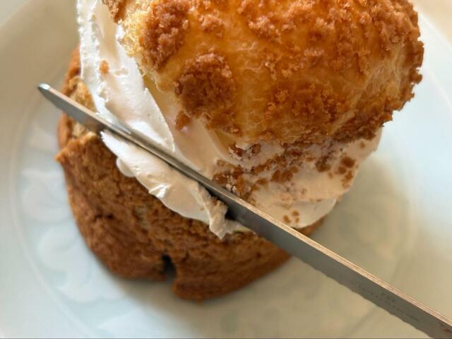 【ロピア ツインシュークリーム】【ロピア ツインシュークリーム】ナイフで切ると、クリームがふんわりと弾け出す瞬間！見るだけでもテンションが上がるボリューム感♪