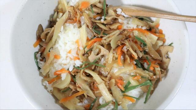 【成城石井 ちらし寿司の素】ご飯のかたまりを切るようにさくさく混ぜてください