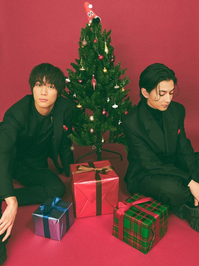 左から中川大志、渡邊圭祐  撮影：友野雄