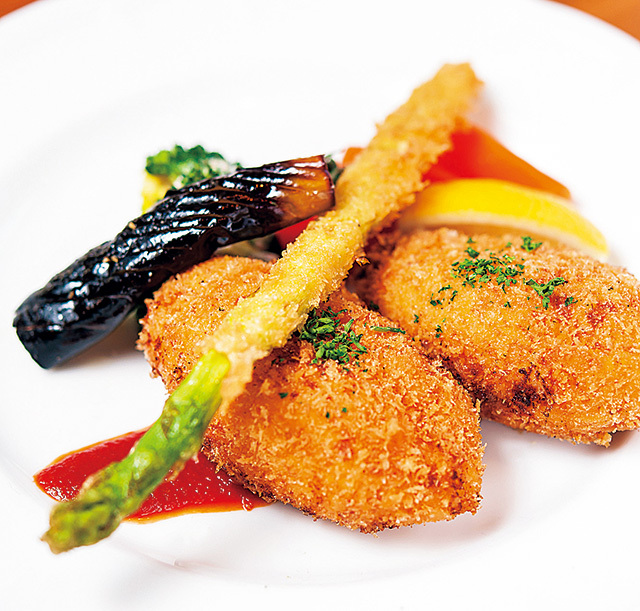 Mr.＆FryingPan ミスターアンドフライパン（千葉／津田沼） エビ、ほたての貝柱入りクリームコロッケ（スープ、パンorライス付き） 1400円 注文後に揚げるので、アツアツサクサク。中には贅沢な具材が入って、ボリュームも満点。