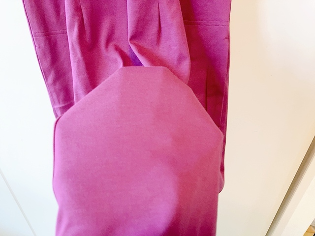 【無印良品 汗じみしにくいノースリーブワンピース 】生地にほどよい厚みがあるため透け感は心配ありませんが、立体的な装飾のついた下着には要注意です