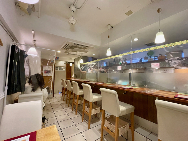 【ホットケーキパーラーフルフル赤坂店】白を貴重にした清潔感あふれる店内