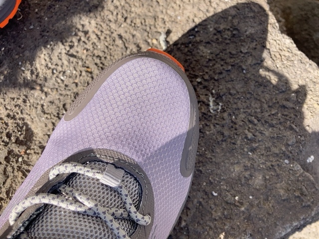 【ワークマン　トレックシューズアジム】靴底にはしっかりとしたグリップがあり、タイルやコンクリートの上でも滑ることなく安定感抜群♪