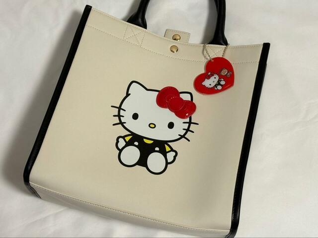 【ロペピクニック×ハローキティ アクリルチャーム付きトートバッグ】キナリとチャコールの2種。カラーでキティちゃんの体の向きが異なります