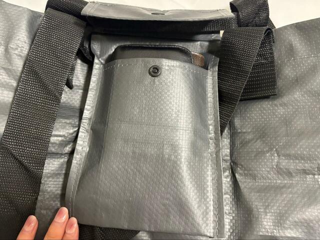 【ローソン×無印良品　たためるミニトートバッグ】内側には約縦15×横12.5cmのポケットが一つ付いています。スマホにちょうどいいサイズ感♪