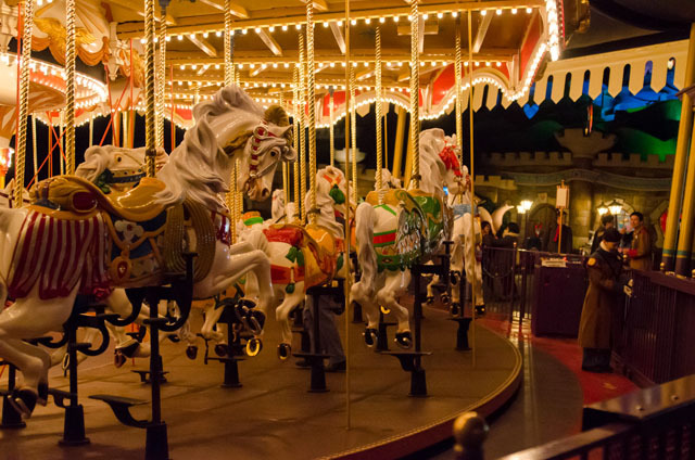 キャッスルカルーセルも運営中。滅多に見られないゲストの少なさ ©Disney
