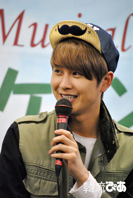 司会の話に笑顔を見せるミヌ(ZE:A)