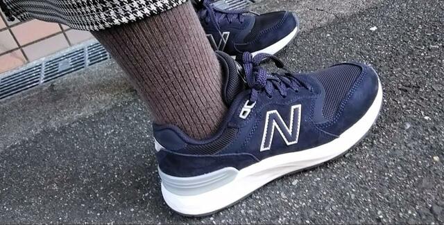 【ニューバランス Walking Fresh Foam X 880 v7】流線形と上質な素材感で、脚の形もきれいに見せてくれる気がします
