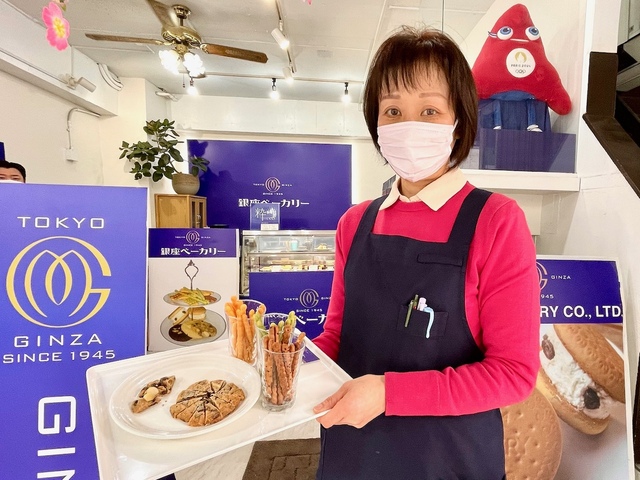 【銀座ベーカリー】「『レアーズ』と『Gステック』をお客様にご試食いただいています」とスタッフの榊原桂子さん