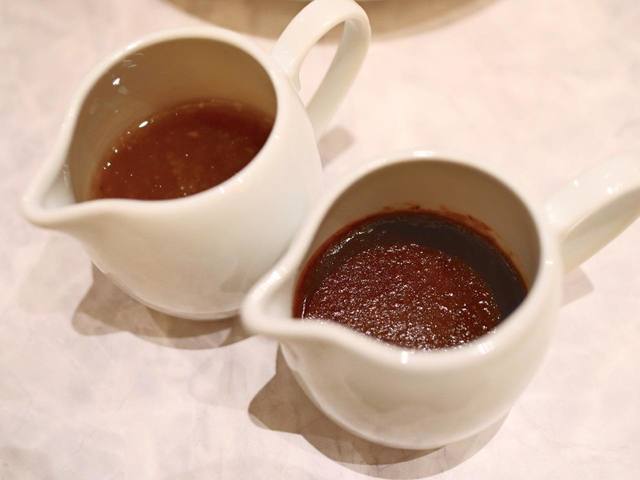 左：ブイヨンソース 右：デミグラスソース