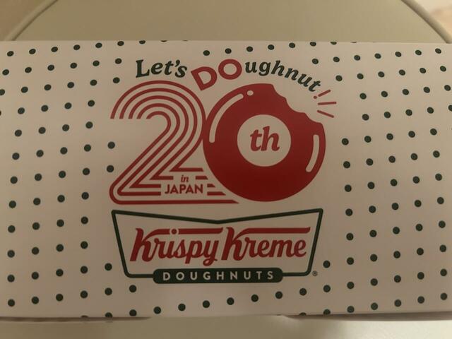 【クリスピー・クリームドーナツ×映画『ザ・スーパーマリオギャラクシー・ムービー　ギャラクシー ボックス】クリスピークリームドーナツは日本上陸20周年コラボロゴです