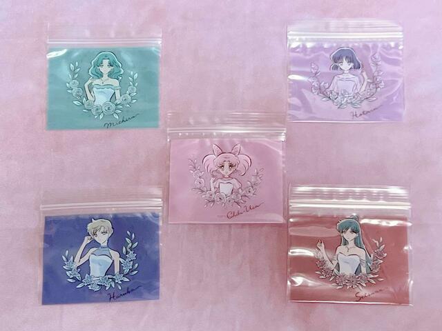 【3COINS×セーラームーン】ジップバッグミニ (B)はちびうさを中心に、「美少女戦士セーラームーンR」以降に登場したセーラー戦士が登場♡