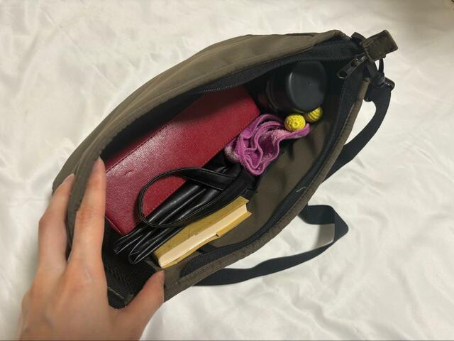 【ワークマン リュックに変身ショルダーバッグ】先ほどの5点を入れてちょうどぴったり!ちょっとしたお出かけには十分なサイズ感です