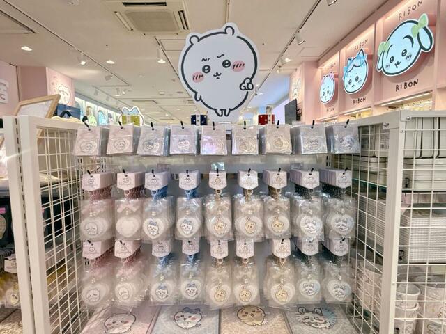 棚の上部にいる怪訝そうな顔をしているちいかわ。本当に表情豊かで感心してしまいますね♪