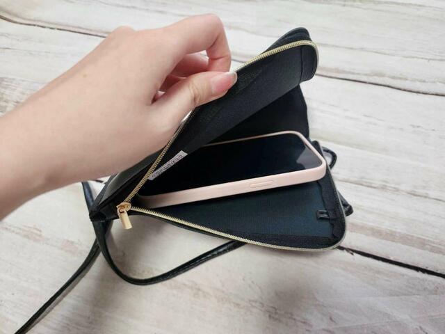 気軽なお出かけにぴったり【GLOW 2023年11月号増刊】付録「SNOOPYスヌーピーカードケース付きレザー調スマホポシェット」