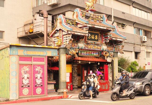 【台湾食べ歩きの旅③北投温泉編】北投の街角で見つけた小さな廟。伝統的な建物に電光掲示板というアンバランスさが台湾らしい。 通勤前や買い物のついでに立ち寄る人が多い