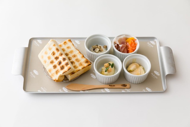 【ペリカンカフェ 麻布台ヒルズ店】「網焼きトーストと3種のディップ」￥1,850
