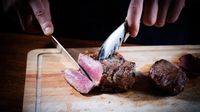 石窯（タンドール）で炭火焼きにした塊肉