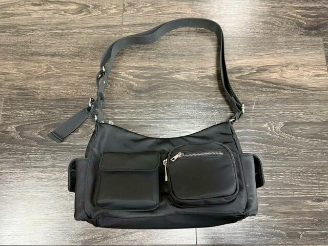 【GU アウトポケットショルダーバッグ+E】カラーはブラック、ブラウン、シルバーの3展開です